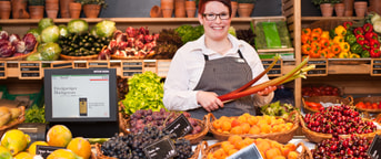 Jeune apprentie présente des fruit Jeune apprentie présente des fruit